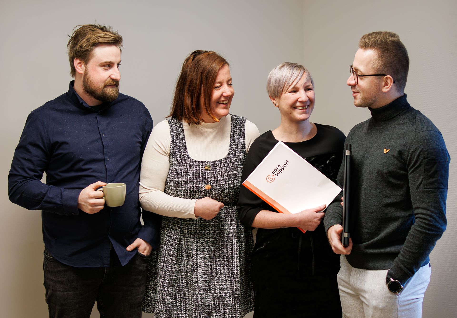 Collega's wandelen uit vergaderzaal